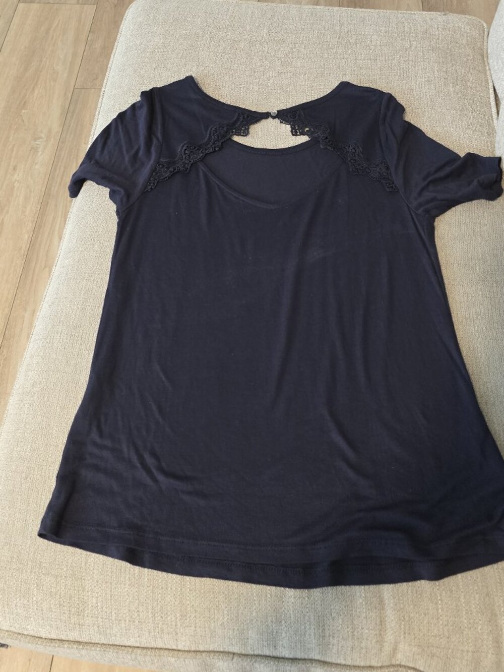 Loft short-sleeve knit top features an elegant, open keyhole back XS